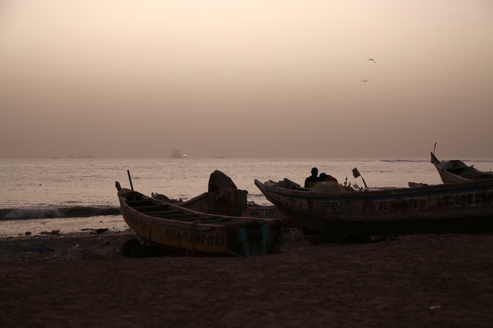 Pirogues au crépuscule sur la côte sénégalaise