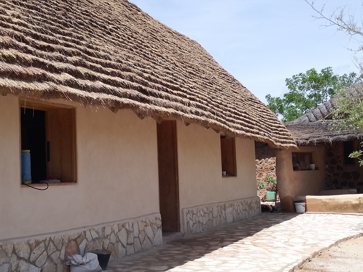 Bungalow en adobe et toit de paille — architecture durable