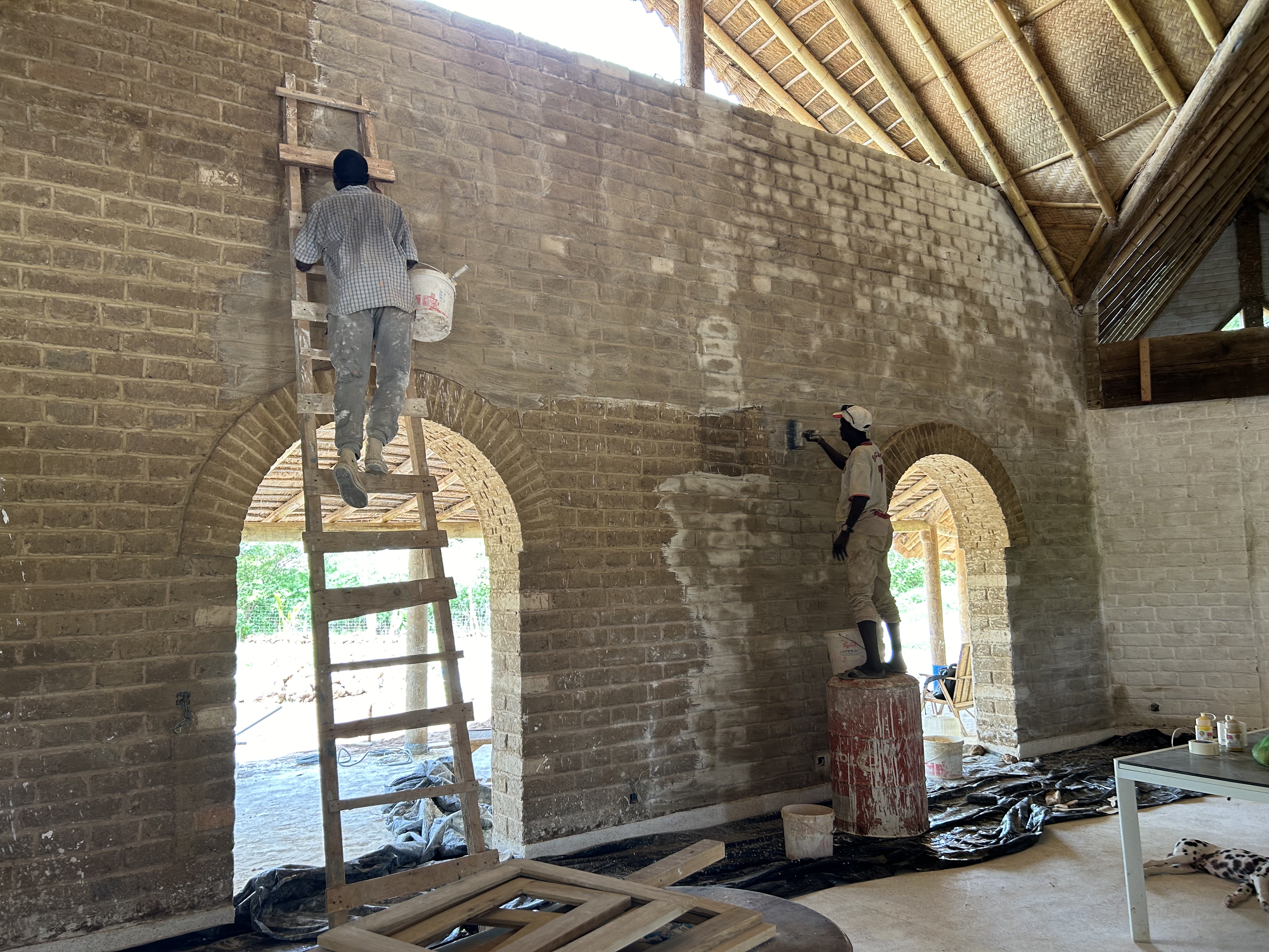 Artisans au travail sur les murs en terre crue
